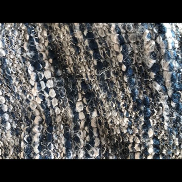 K LD Signature Ladies top pretty woven colors-blue, gray, white.Warm and comfy. - Picture 8 of 9